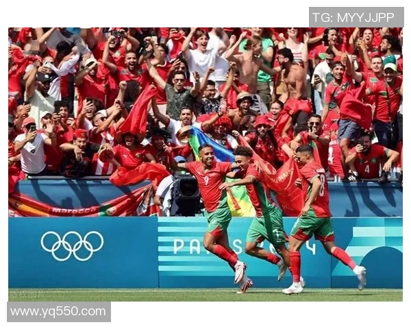 足球明星出场佩戴耳麦引发热议球场科技与运动员表现的完美结合 足球明星出场佩戴耳麦引发热议球场科技与运动员表现的完美结合